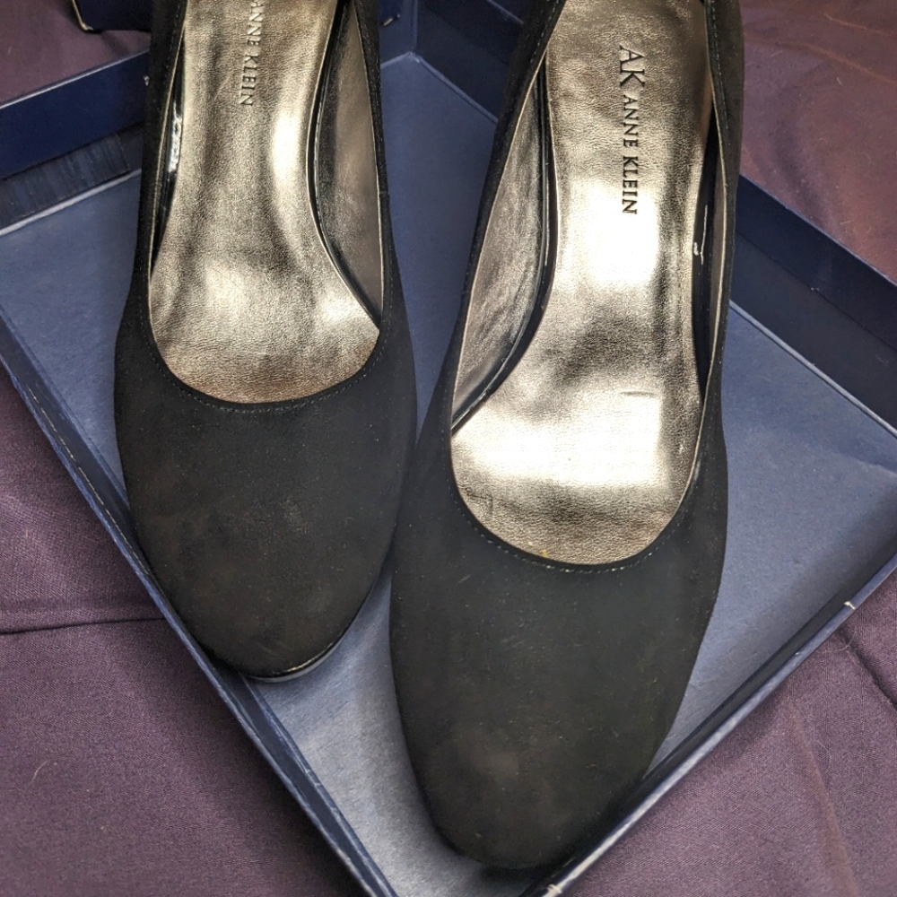 Anne Klein Black Suede Heeled Pumps